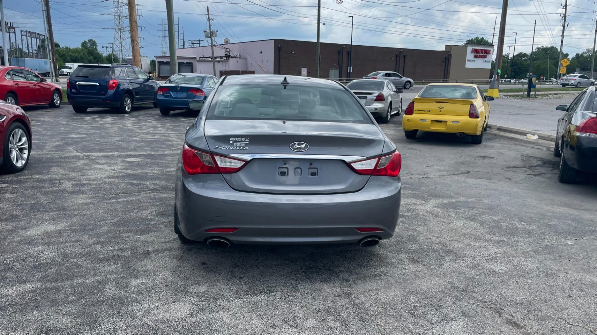 2012 GRAY Hyundai Sonata SE (5NPEC4AC4CH) with an 2.4L L4 DOHC 16V engine, 6-Speed Automatic transmission, located at 2710A Westlane Rd., Indianapolis, IN, 46268, (317) 291-2000, 39.885670, -86.208160 - Photo#4